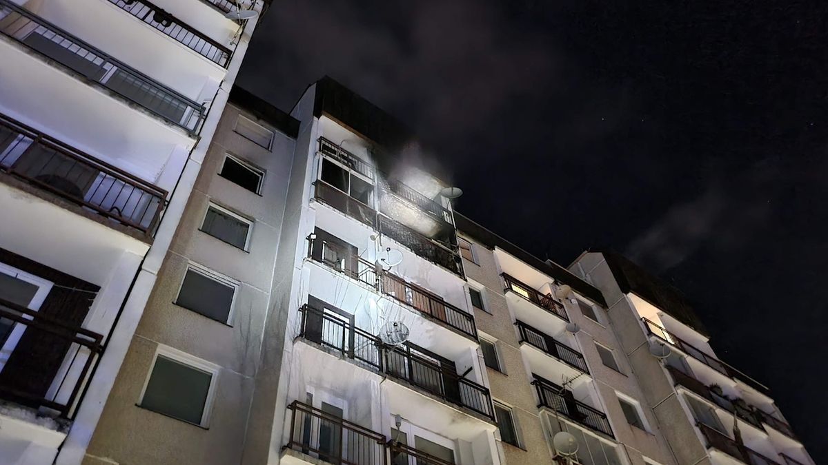 Ve Špindlerově Mlýně hořel byt, hasiči evakuovali 16 lidí